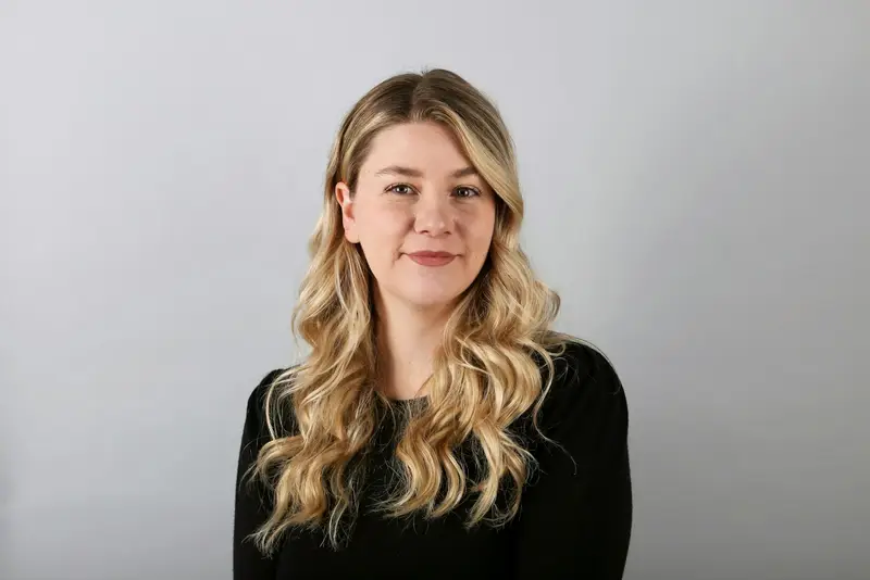 Zakelijk portret van een vrouw met lang blond haar