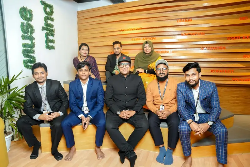 Team zit naast elkaar op een bank