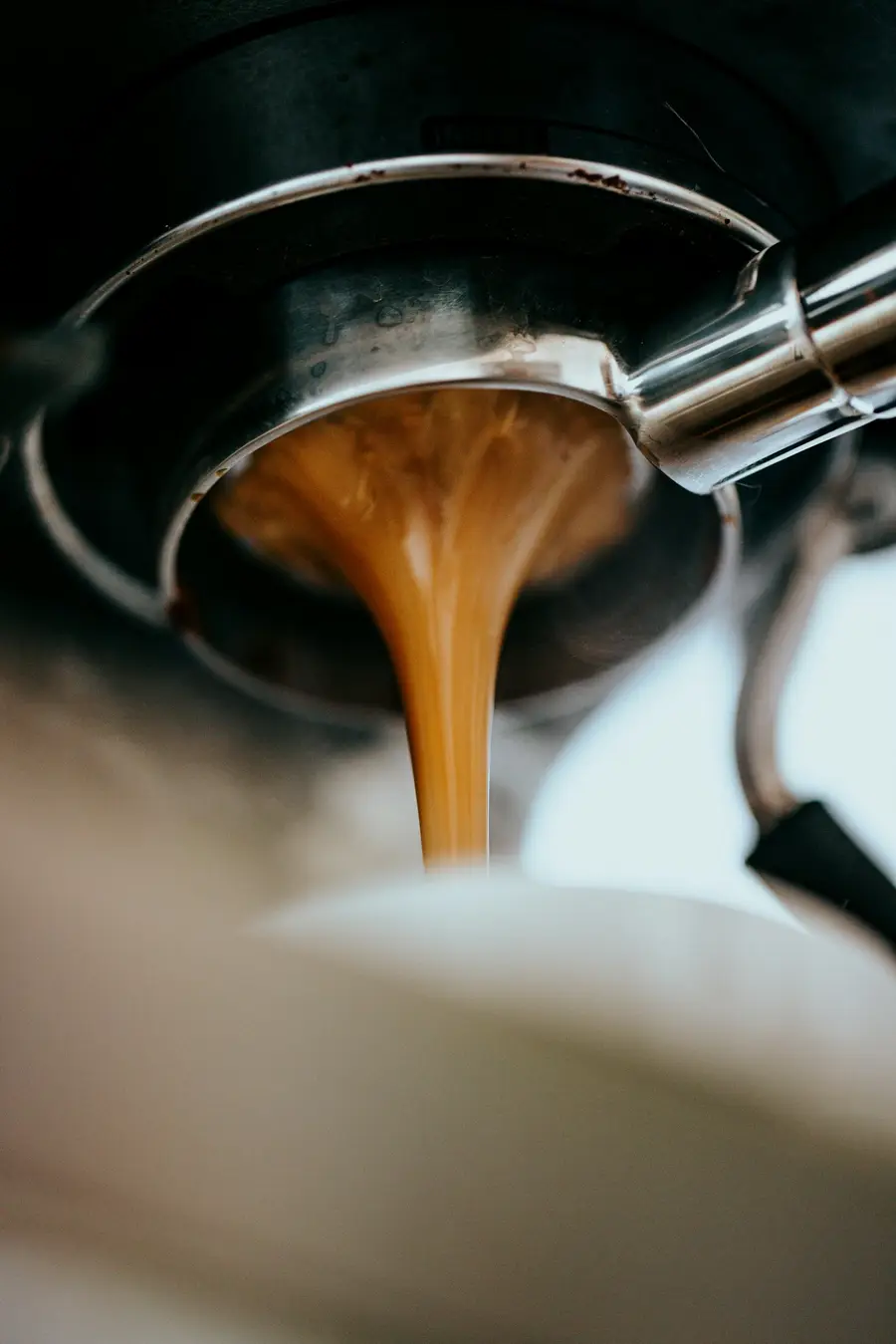 Espresso die uit de portafilter in een kopje loopt