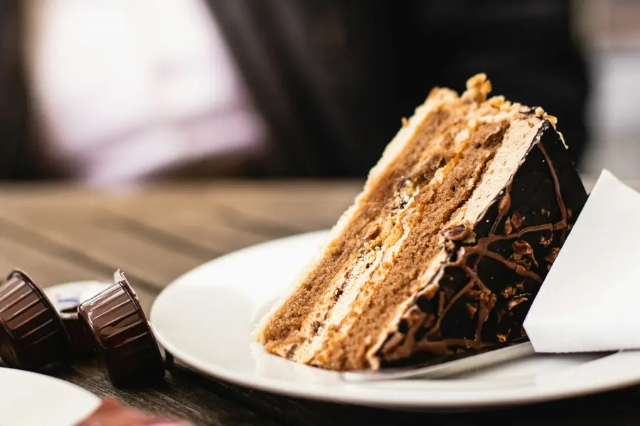 Punt chocoladetaart op een wit bord